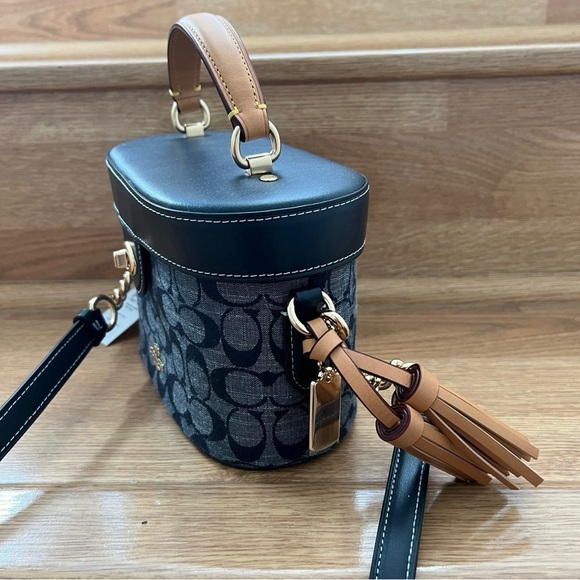 Coach C8165 Kay Crossbody In Signature Chambray In Gold/DENIM MULTI - Picture 2 of 6